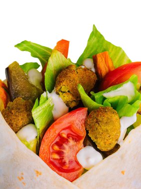 Falafel ve taze sebzeli pide.