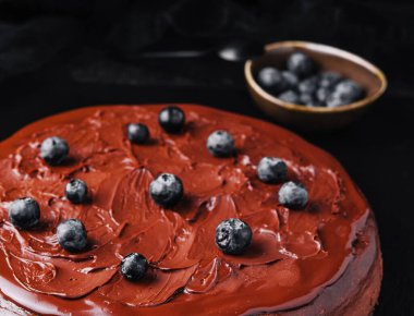 Taze yaban mersinli lezzetli çikolatalı pasta.