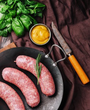 Kızartma tavasında çiğ Romen sosisi