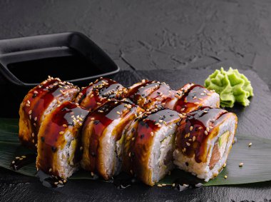 Kanada yılan balığı suşisi, somon balığıyla birlikte taş tabakta yuvarlanır.