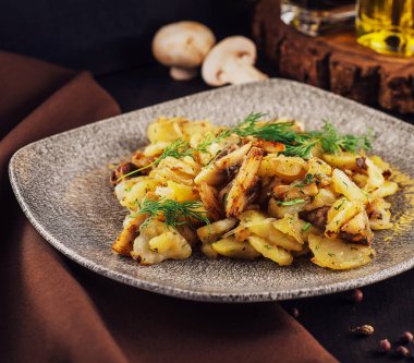 kızarmış patates mantar ve soğan ile