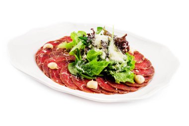 Beyaz tabakta parmesan peynirli dana carpaccio