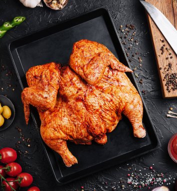 ahşap kesme tahtası üzerinde kavrulmuş tavuk