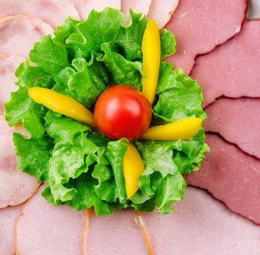 Üst tabakta taze dilimlenmiş sosis