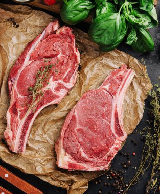 Pişirme kağıdında çiğ biftek.