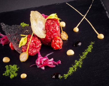 Biftek Tartare çeşitli DIP ve sebze ile