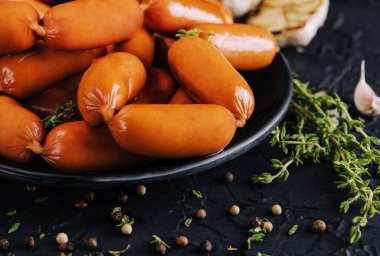 Small Sausages with tomatoes and garlic