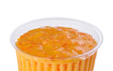 Ev yapımı acı biber sosu izole edilmiş.