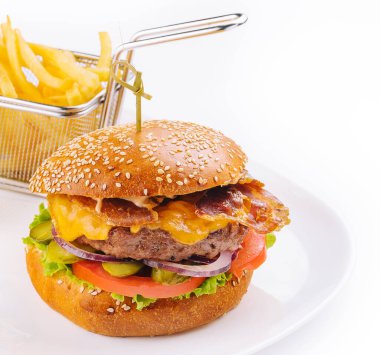 Sığır eti burger pastırma ve patates kızartması ile