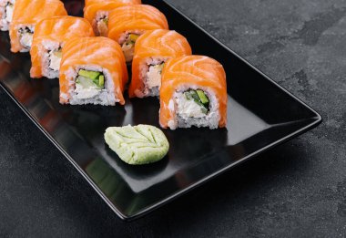 Siyah taş tabakta lezzetli Philadelphia suşisi