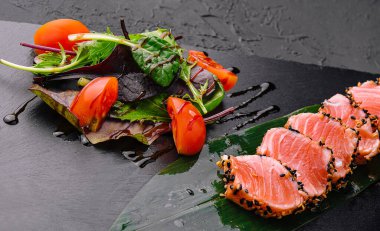 Susamlı somon balığı ve salata.