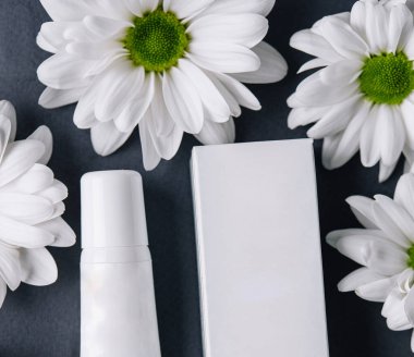 Papatyalı krema tüpü. Kozmetik modelleme şablonu, boş sarı etiket