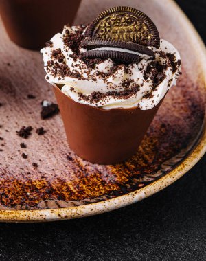 Çikolatalı oreo kurabiyeli tiramisu.