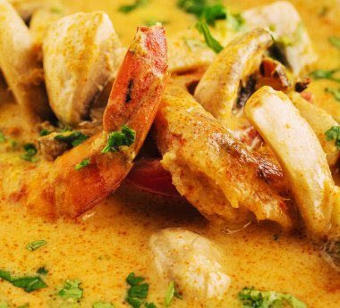 Tayland baharatlı beyaz kâse içinde karides Tom Yam kung