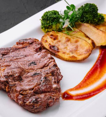 Fırında patatesli biftek.