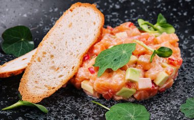 Lezzetli avokado ve çiğ somon salatası.