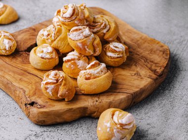 İştah açıcı, ahşap üzerinde güller.