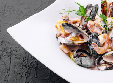 Kremalı soslu Belçika waffleları.