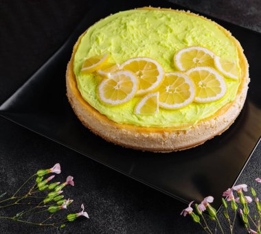 Siyah tabakta Limonlu Cheesecake