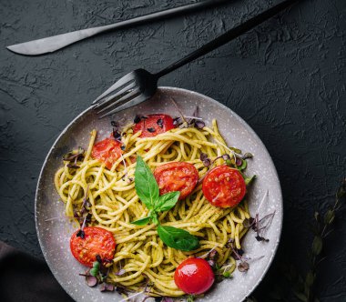 Vejetaryen Makarna spagetti fesleğen pesto ve kiraz domates ile
