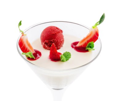 İtalyan tatlı panna cotta ve kırmızı taze çilek.