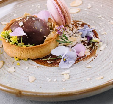 chocolate tarts with pink french macarons