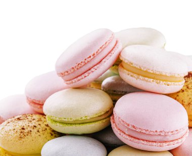 Beyaz üzerine izole edilmiş çok renkli badem kurabiyeleri.