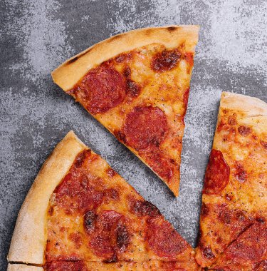 Sıcak biberli pizzanın en üst görüntüsü.