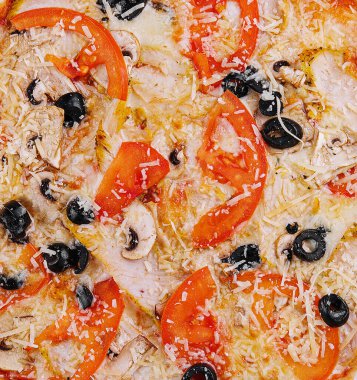 tavuk, domates ve mantarlı pizza