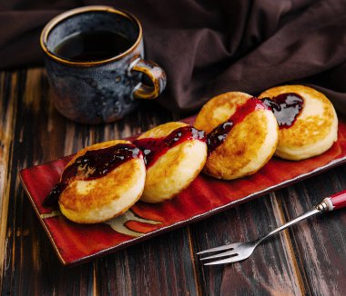 cottage cheese cakes with berry jam