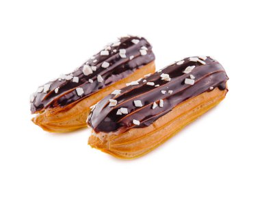 Beyaz arka planda çikolata kaplı iki eklem.