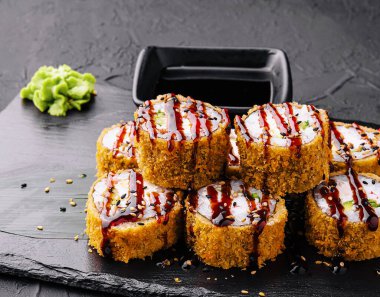 Zencefilli sıcak suşi ve siyah taş tabakta wasabi servis ettim.