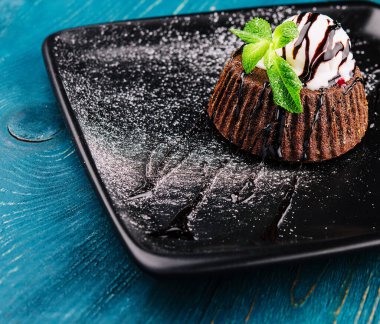 Vanilyalı dondurmalı çikolatalı kek.