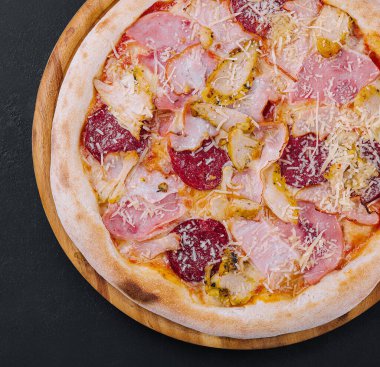 pizza with ham, pepperoni and chicken