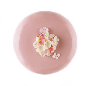 Çiçeklerle süslenmiş pembe kremalı pasta.