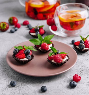 Çikolata ganache tart taze çilek ile