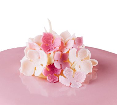 Pembe kremalı kekler. Yakından dekore edilmiş.