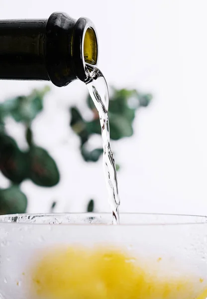 Pouring Champagne Prosecco Glass — 图库照片