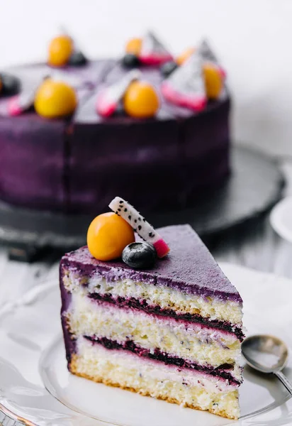 식탁에 전형적 블루베리 케이크 — 스톡 사진