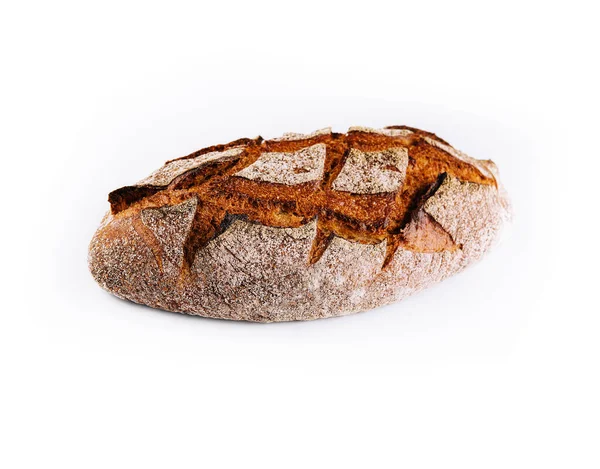 传统的圆形黑麦面包隔离在白色背景上 — 图库照片