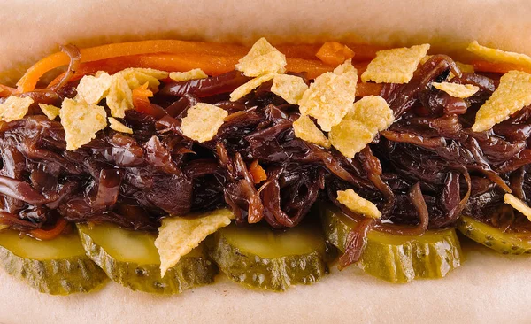 Hot Dog Met Gepekelde Komkommers Krokante Uien Close — Stockfoto