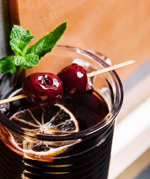 Szklanka Nalewki Alkoholowej Owoców Wiśni — Zdjęcie stockowe