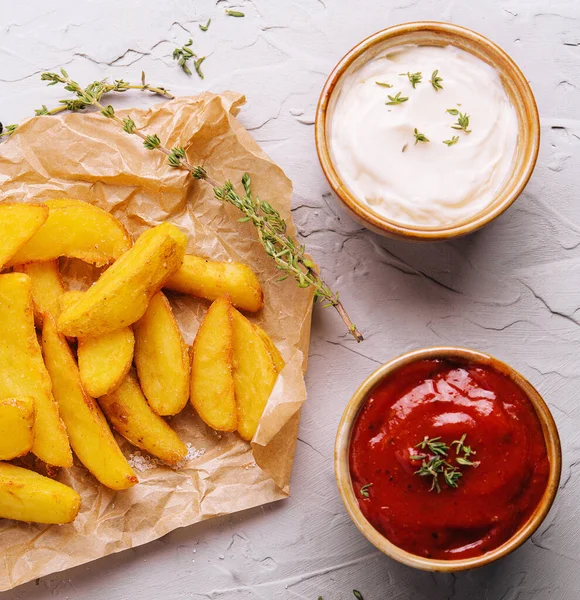 Stock image Baked fried potatoes with red and white sauces