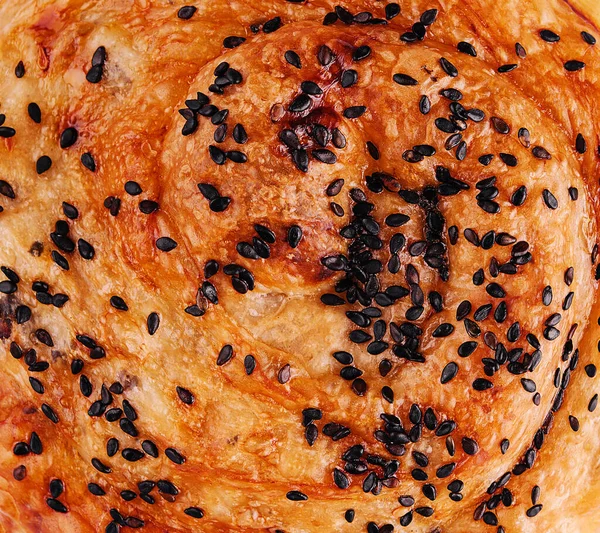新鲜扭曲的面包和芝麻籽 — 图库照片