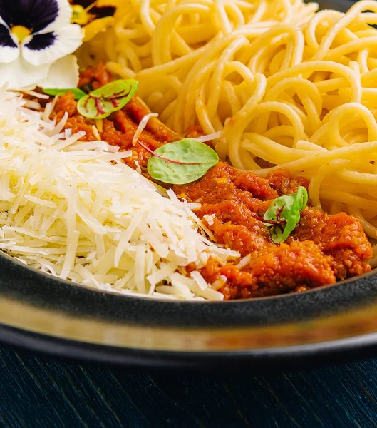 Espaguete Com Molho Bolonhesa Queijo Parmesão Ralado — Fotografia de Stock