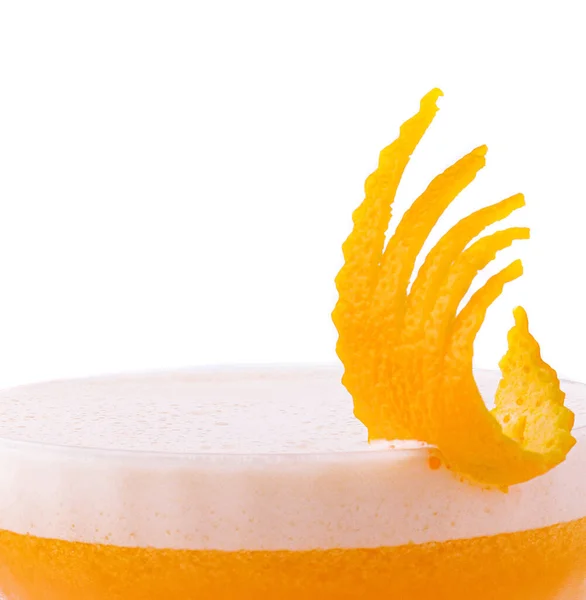 オレンジの皮で装飾されたルビーカクテルのグラス — ストック写真
