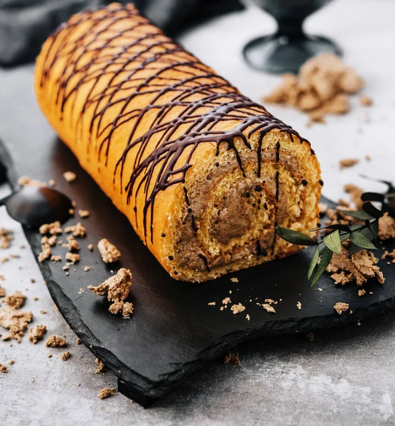 งขนมหวานก บฮาลวาบนจาน — ภาพถ่ายสต็อก