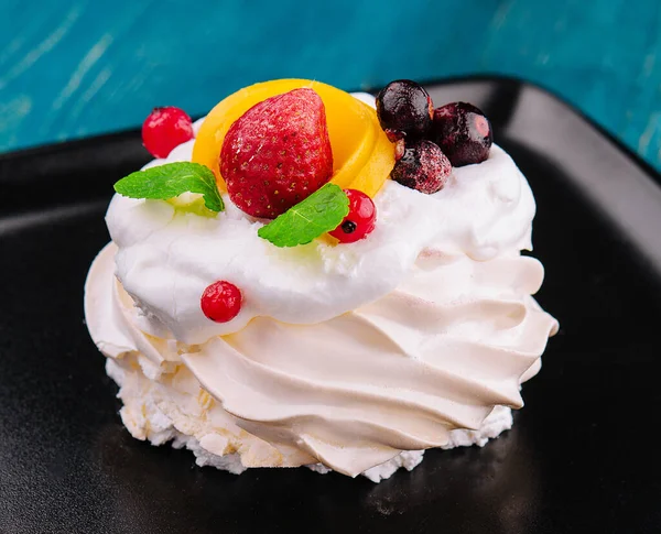 アンナPavlovaケーキクリームと新鮮なベリー — ストック写真