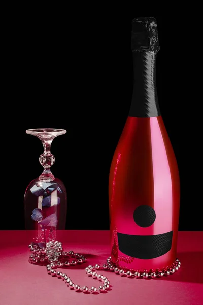 Κόκκινο Μπουκάλι Σαμπάνια Ποτήρι Και Λουλούδι — Φωτογραφία Αρχείου