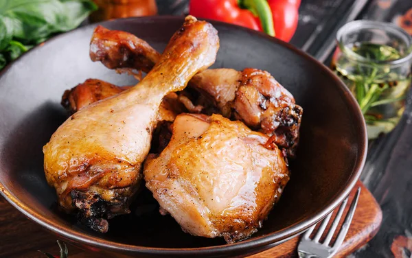 Stock image Fried chicken on the plate with tomatoes